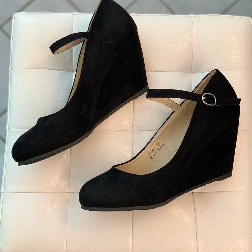 Mary Jane Black Suede Platform.Never worn